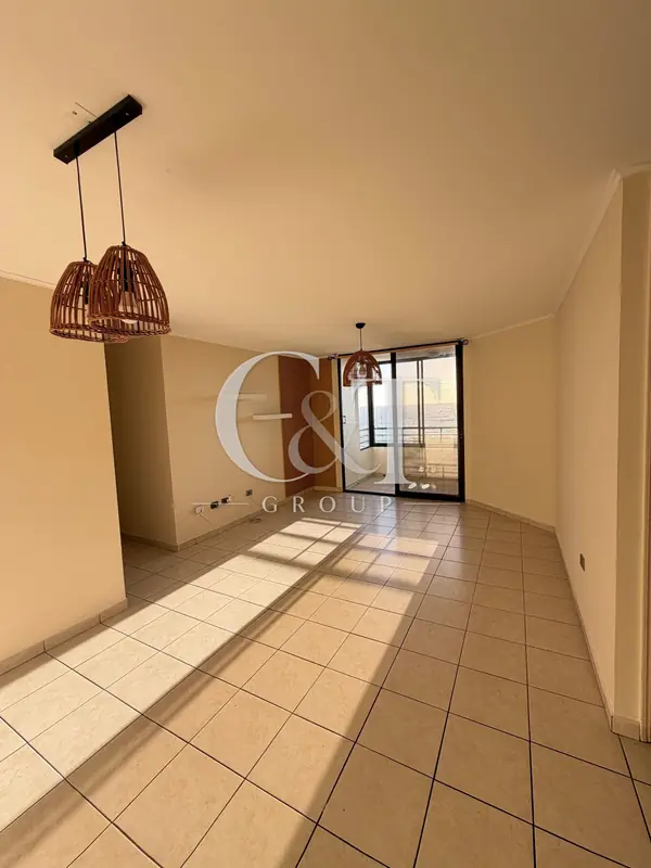 Living-comedor con salida a balcón y vista al mar