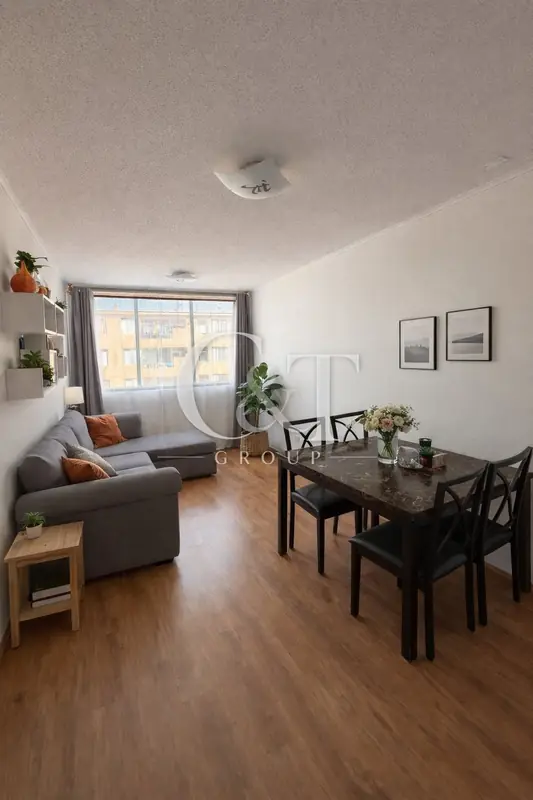 Living-comedor con piso flotante