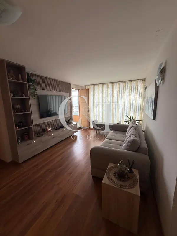 Living con mueble de TV y sofá