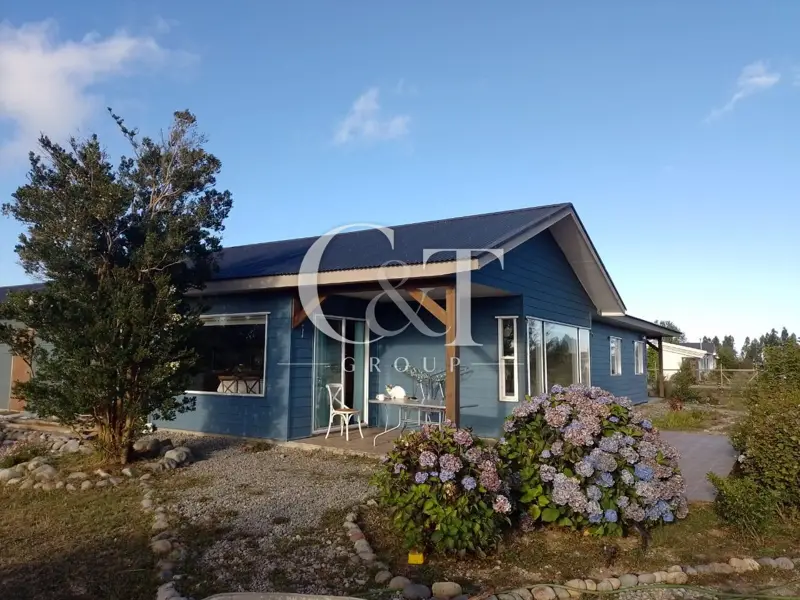 Casa en parcela con corredor y jardín de hortensias