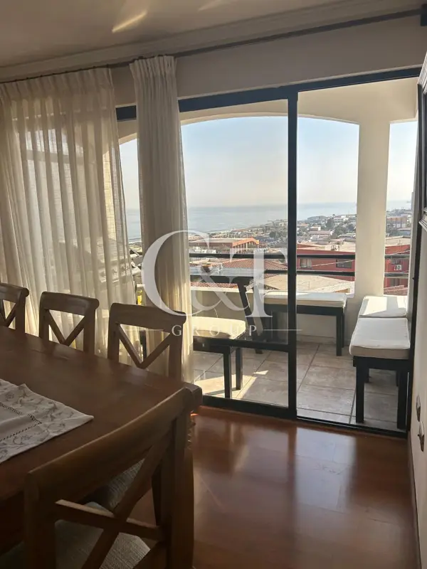 Comedor con vista al mar y salida a la terraza