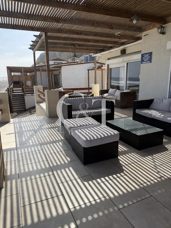 Terraza techada con vista al mar