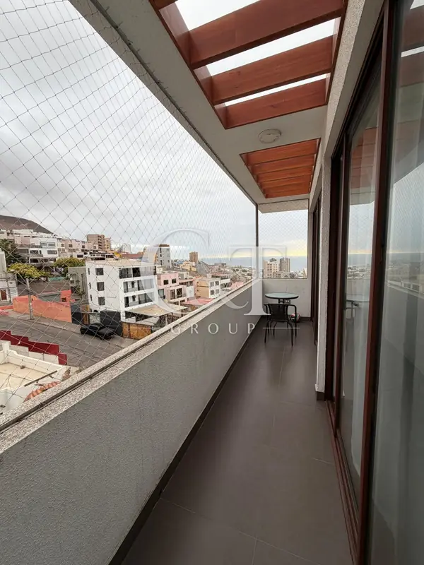 Balcón corrido con vista a la ciudad y al mar
