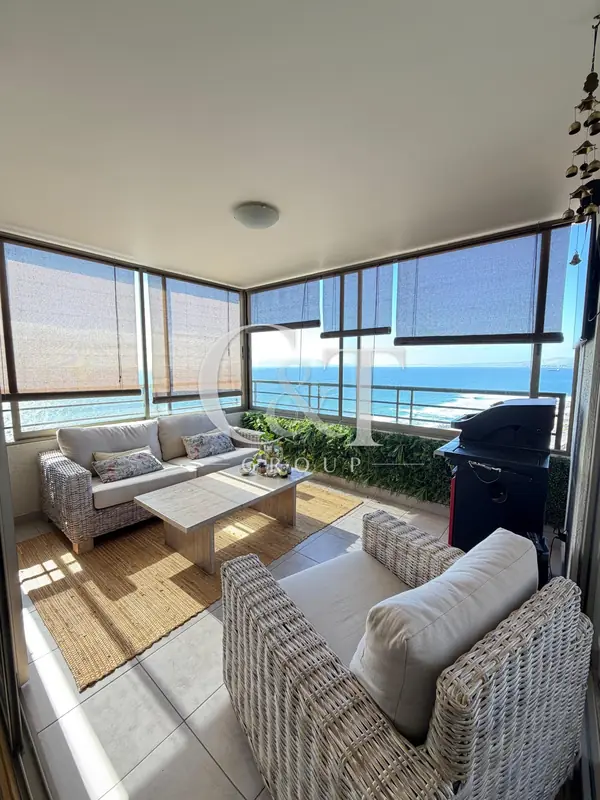 Terraza cerrada con vista al mar